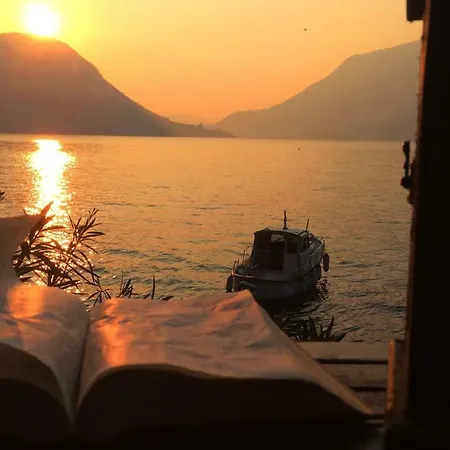 The Writer's Nest Waterfront By Rent * Фаджето-Ларио